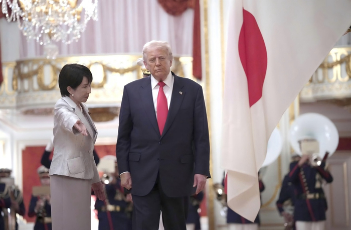 高市早苗急赶着给特朗普“送大礼”,日本网民炸锅:他配吗?