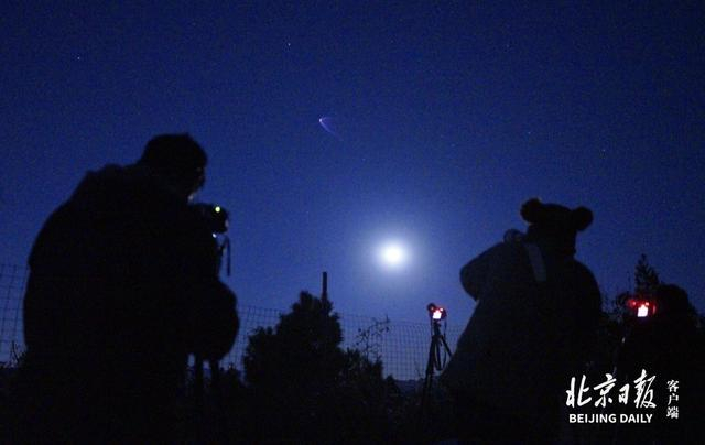 神舟二十一号飞船过境北京!掠月而过,多图直击