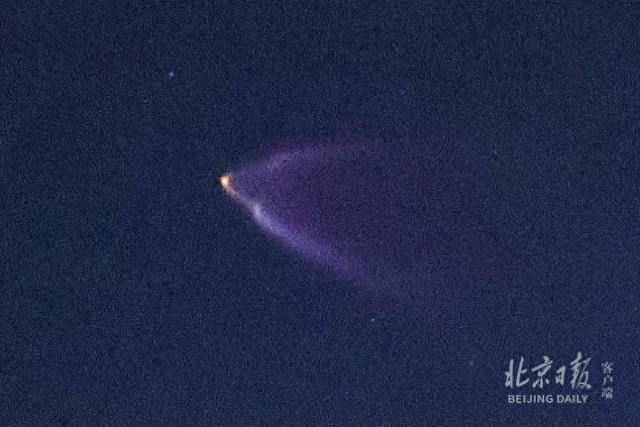 神舟二十一号飞船过境北京!掠月而过,多图直击