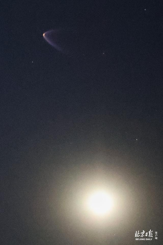 神舟二十一号飞船过境北京!掠月而过,多图直击