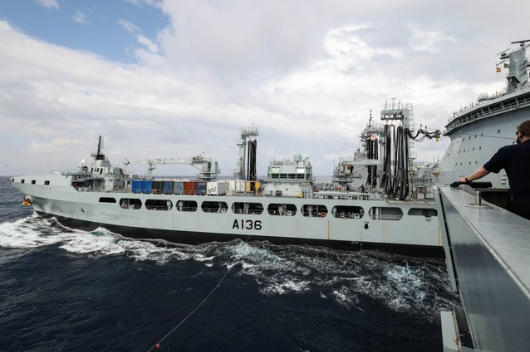 英国拉来艘补给船，也来闯南海