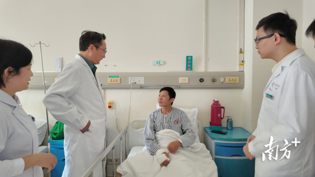 知名演员张颂文救人后，收到锦旗