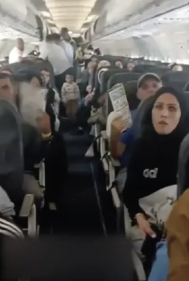 “神秘航班”载153名加沙人落地南非，机票高至2000美元，旅客不知最终目的地，“只能带一个小包、一部手机和一些现金”