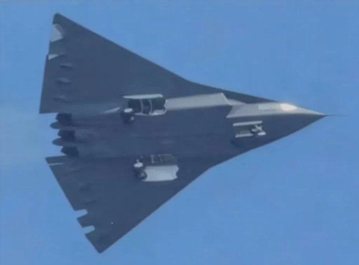 中国六代机新样机使用矢量喷口，引外媒关注