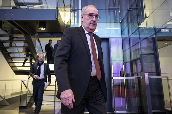 1000亿美元！瑞士当场回绝：拿我当日本…