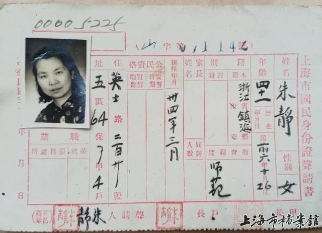 吴石等烈士后人,向周恩来铜像敬献花篮