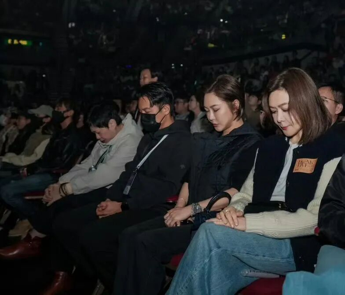 杨千嬅香港演唱会，全场默哀