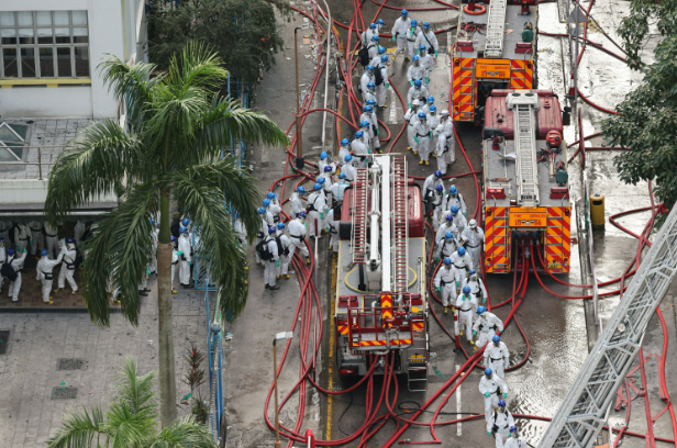 香港大火之下，风暴眼中的竹棚工