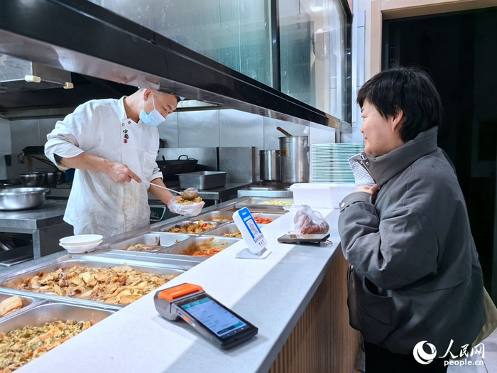 社区食堂每天供应热腾腾的饭菜。人民网记者 王佩摄早上7点，26岁的赵康背