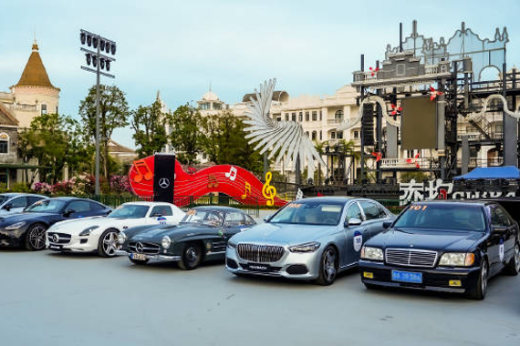 奔驰携经典车型亮相大湾区嘉年华，续写星徽传奇