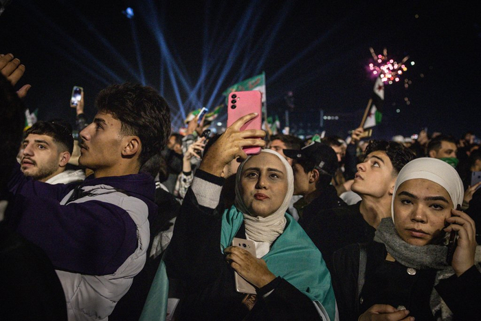 叙利亚政权更迭一周年：外交破局与脆弱安稳，街头燃起烟花