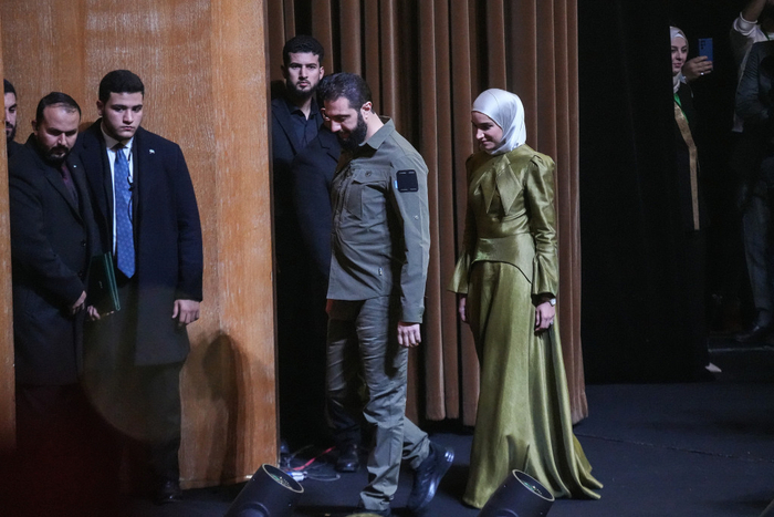 叙利亚政权更迭一周年：外交破局与脆弱安稳，街头燃起烟花