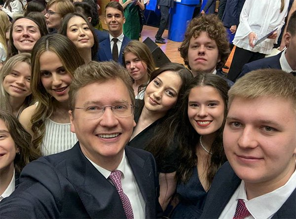 叙利亚政权更迭一年后，英媒曝阿萨德有意在俄继续从事眼科工作