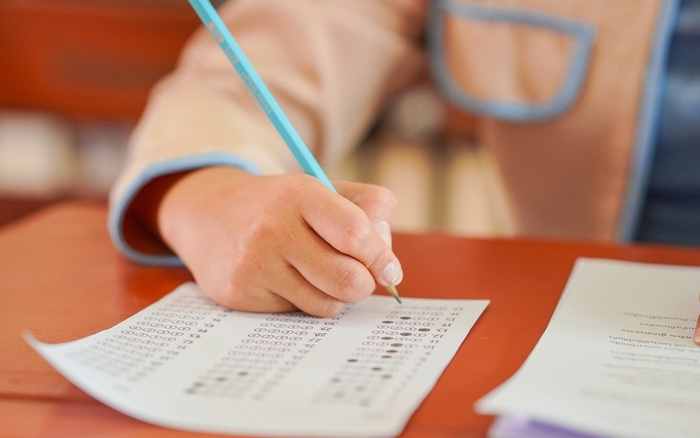 新京报：一学期考一次，减轻小学生负担