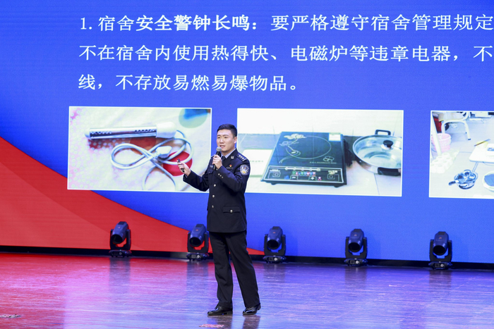 民警围绕校园安全、出行安全等内容，重点讲解防范要点与应急处置方法。北京警方供图