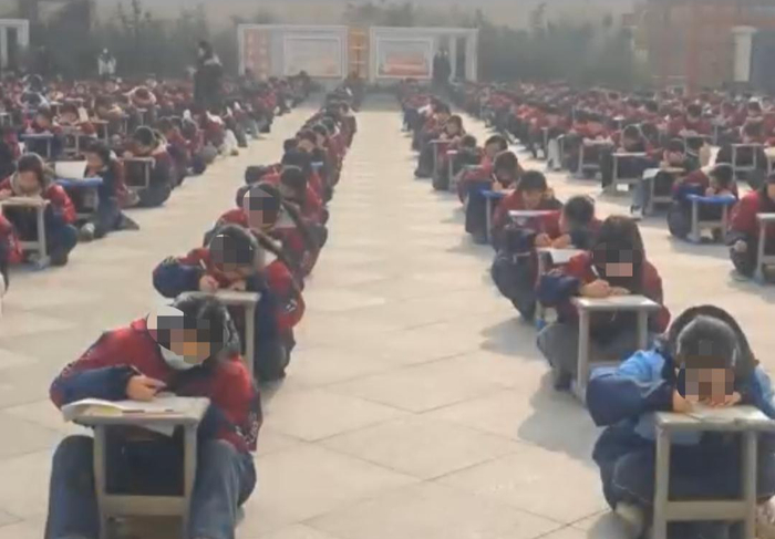 冬天高中生席地而坐趴凳子上考试?涉事学校老师:当时温度回升,时间约15分钟