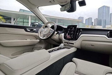 全车标配7个安全气囊，碰撞瞬间同步精准充气