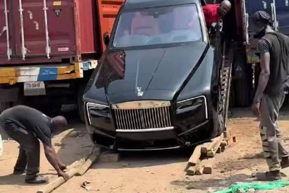 这又是哪位老板的劳斯莱斯库里南被发到尼日利亚拉香蕉了