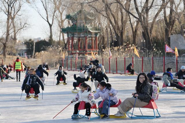 圆明园冰场开放,位于福海、凤麟洲两大水域