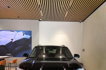 光影雕琢锋芒：奥迪Q6八边形格栅与箭羽尾灯，夜色中气场全开