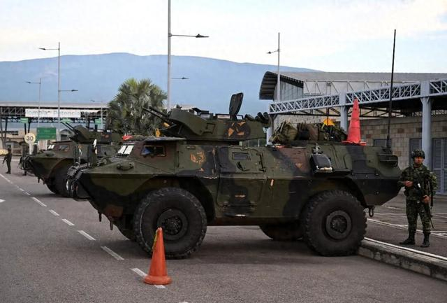 2026年1月3日，在哥伦比亚库库塔与委内瑞拉接壤的边境口岸，哥伦比亚士兵在军车旁站岗。新华社/法新