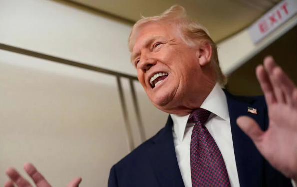 媒体：抛出“连坐关税”，特朗普要掐死伊朗！