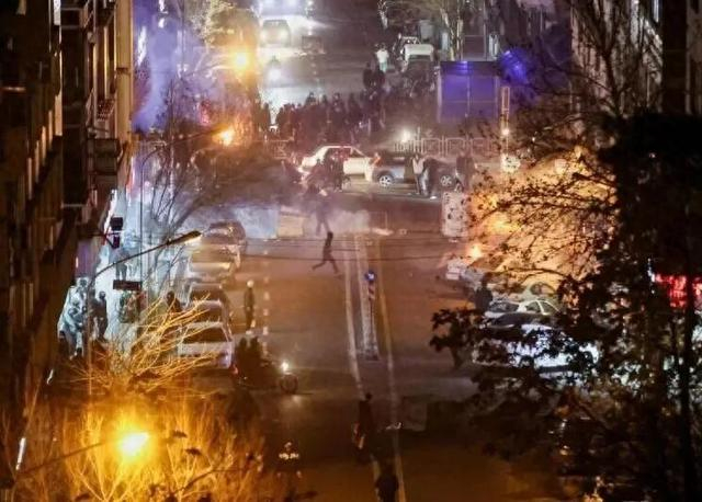 媒体：抛出“连坐关税”，特朗普要掐死伊朗！