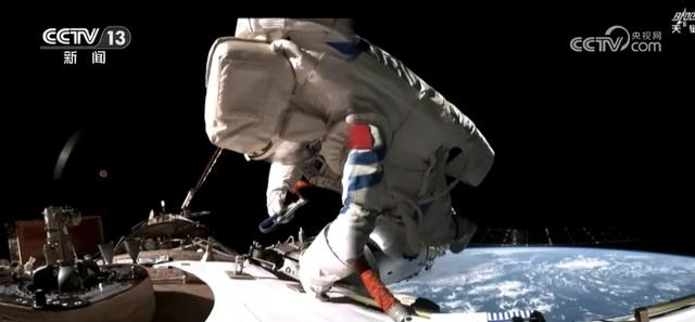 神舟二十号，带回一套衣服