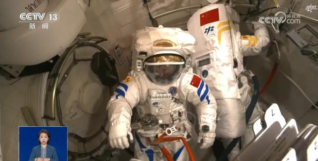 神舟二十号，带回一套衣服