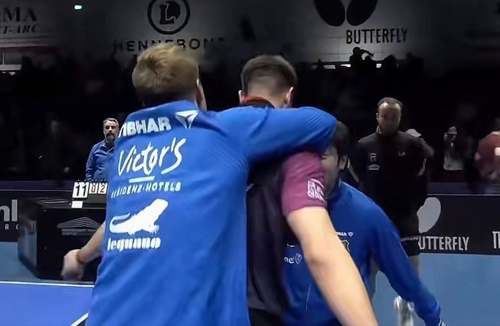 樊振东憋笑！模仿完姆巴佩又模仿C罗 萨尔布吕肯三巨头关系真好