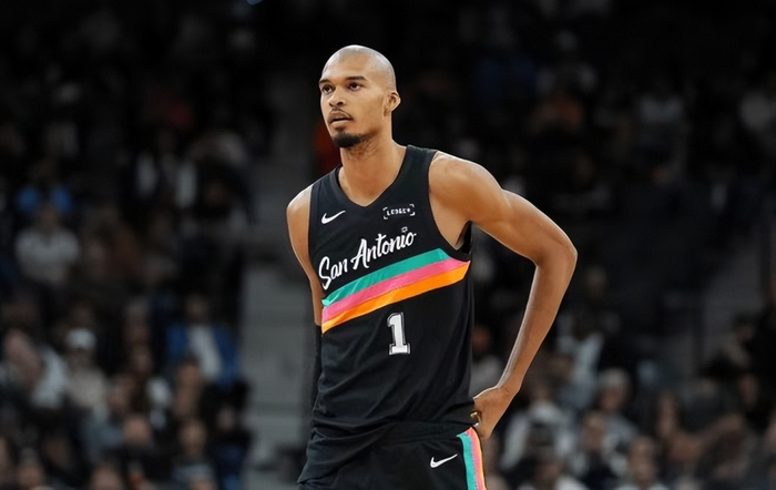 21投16铁！文班遭遇苦主！火箭双探花统治末节，合砍38分逆转马刺