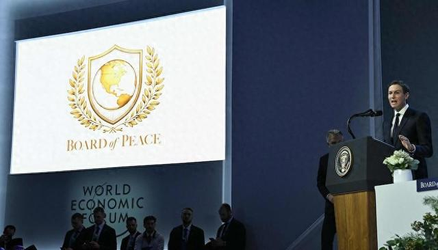 “和平委员会”标志被指和联合国相似,但主打金色、聚焦美国