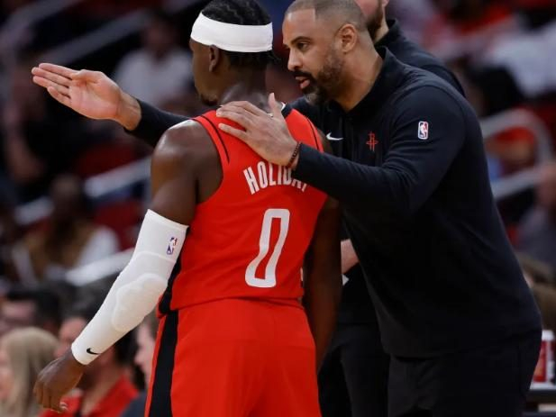 阿门和阿尔瓦拉多一笑泯恩仇，火箭有意引入控卫，小霍勒迪或走人