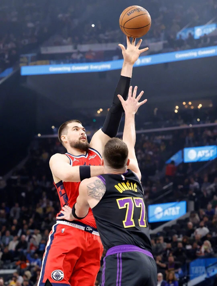 输快船遭双杀！还好詹姆斯给球队吃定心丸，但想争冠需补强中锋了