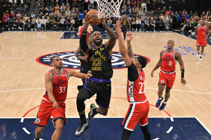 输快船遭双杀！还好詹姆斯给球队吃定心丸，但想争冠需补强中锋了