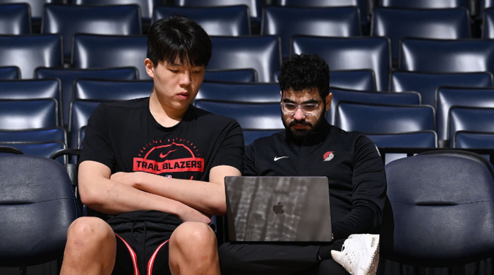 外媒解析杨瀚森困境：关注度只保证不被裁 决策慢半秒就会受惩罚