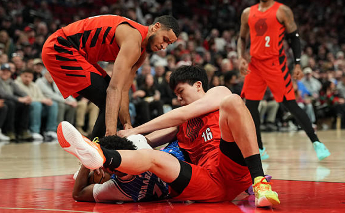 外媒解析杨瀚森困境：关注度只保证不被裁 决策慢半秒就会受惩罚