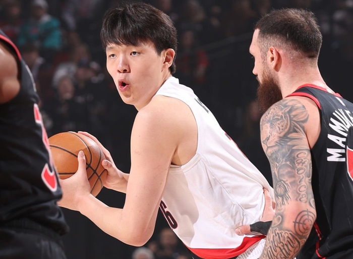 外媒解析杨瀚森困境：关注度只保证不被裁 决策慢半秒就会受惩罚