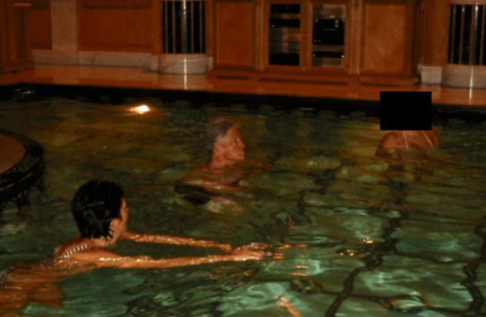 美国司法部公布文件显示，克林顿与其团队至少16次搭乘爱泼斯坦私人飞机