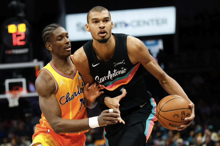 文班亚马丢三分！15中6仅16分8篮板无缘逆转 遭同届黄蜂榜眼完爆