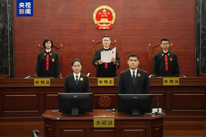 李微微被判无期，满头白发出庭受审