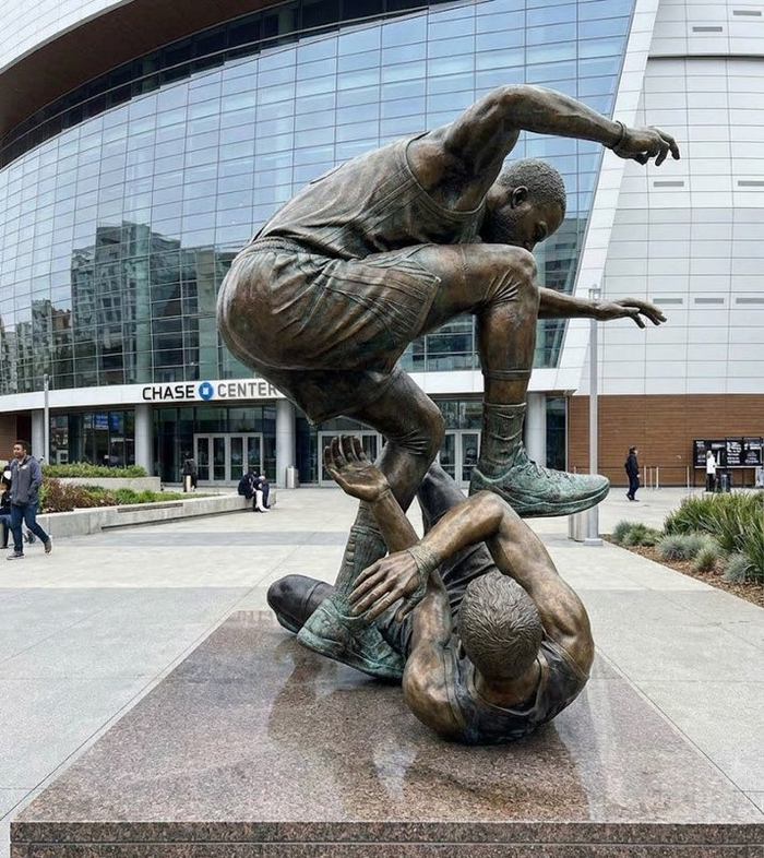 勇士正式将格林摆上货架！科尔：未来他会在球馆外拥有一座雕像