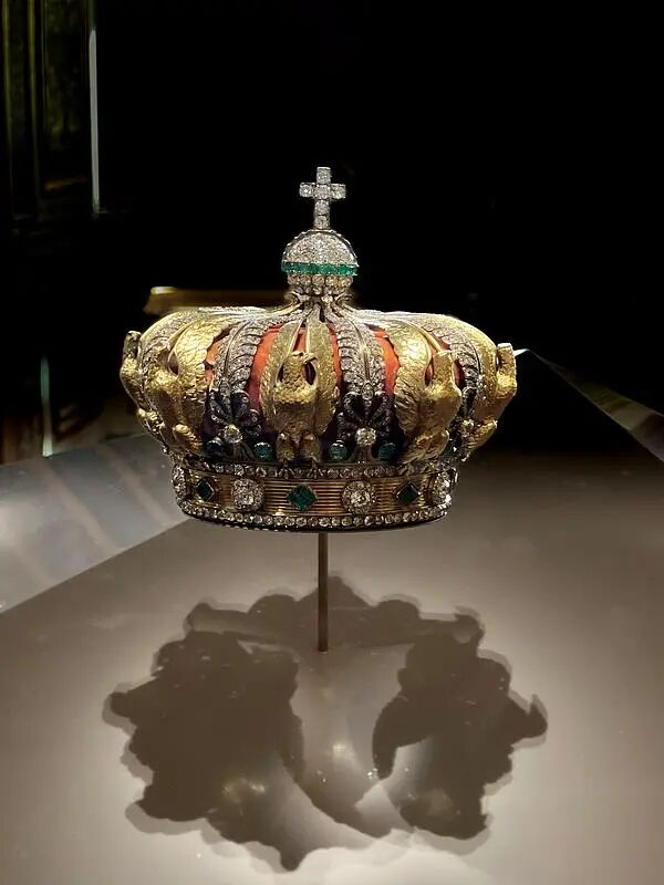 法国卢浮宫：抢劫受损的欧仁妮皇冠具备整体修复条件