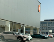 车企春节激战：小米力推带爸妈试驾，BBA大降价，新势力车贷拉长至7年 | 新春走基层