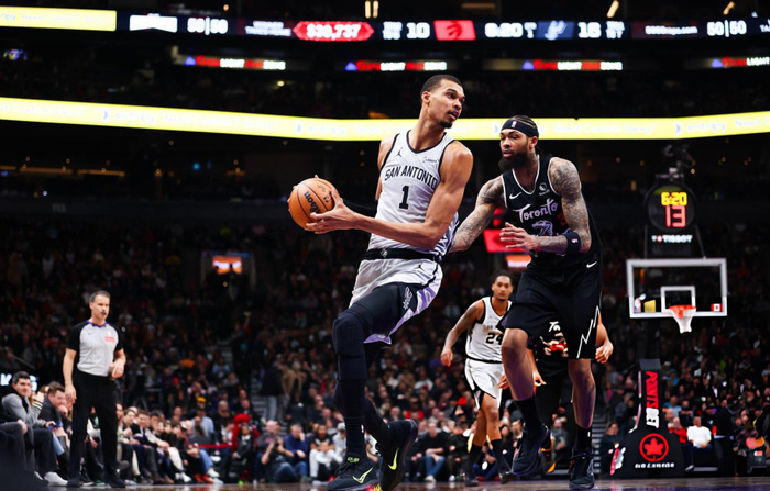 马刺15分逆转迎十连胜！文班12+8+5帽 决胜时刻6罚中2太惊险