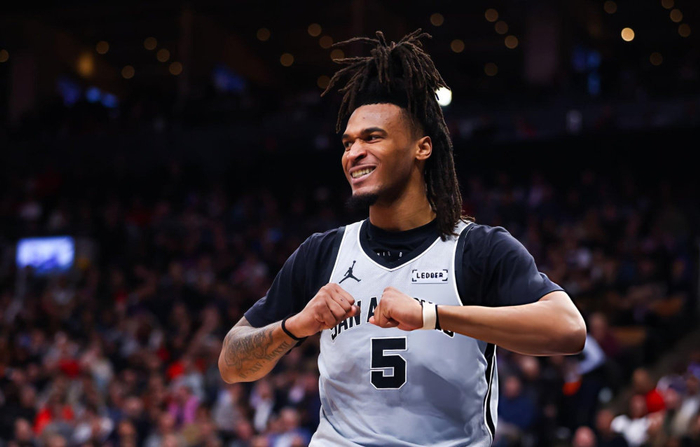 马刺15分逆转迎十连胜！文班12+8+5帽 决胜时刻6罚中2太惊险