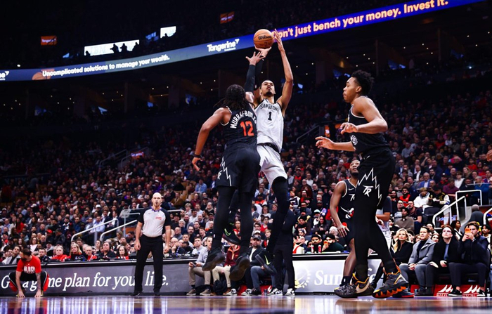 马刺15分逆转迎十连胜！文班12+8+5帽 决胜时刻6罚中2太惊险