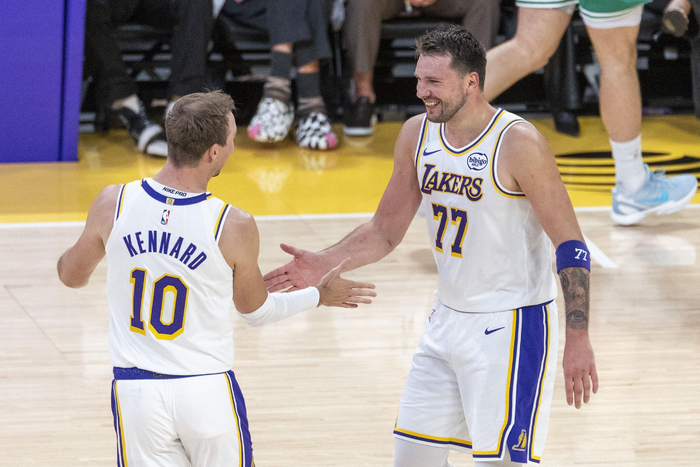 加盟湖人，稳定爆发，你果然是好帮手，詹姆斯东契奇都赞赏