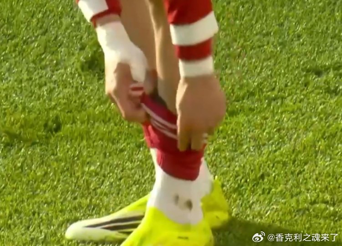 埃基蒂克的护腿板掉了，萨拉赫不太相信埃基蒂克穿那么小的短板