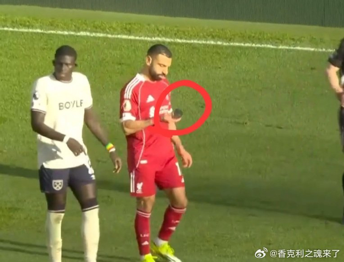 埃基蒂克的护腿板掉了，萨拉赫不太相信埃基蒂克穿那么小的短板